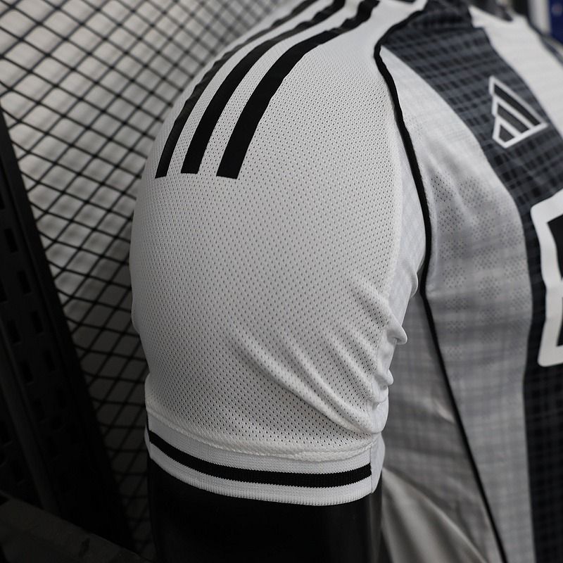 Newcastle United 2025-2026 home player