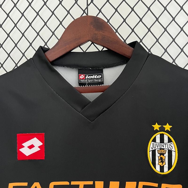 Retro Juventus FC 2001-2002 away game
