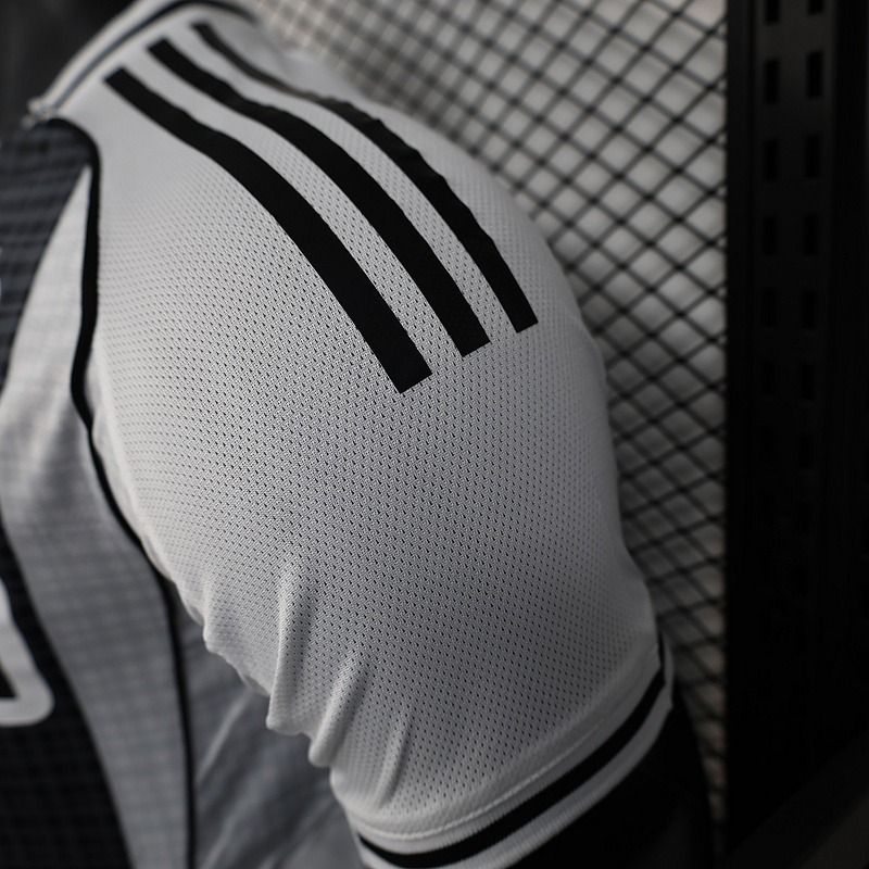 Newcastle United 2025-2026 home player