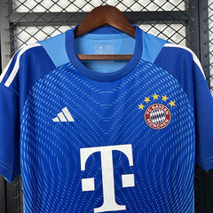 Bayern München 2025-2026 goalkeeper